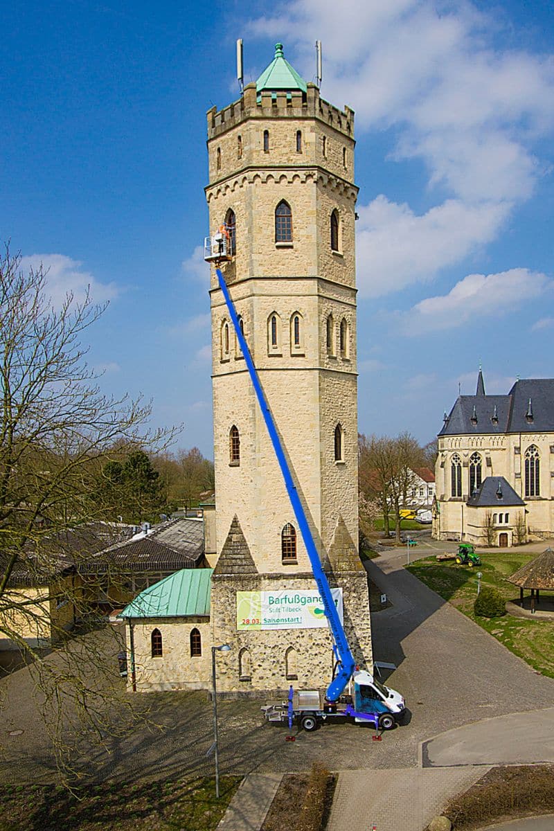 S27 truck-mounted cherry picker