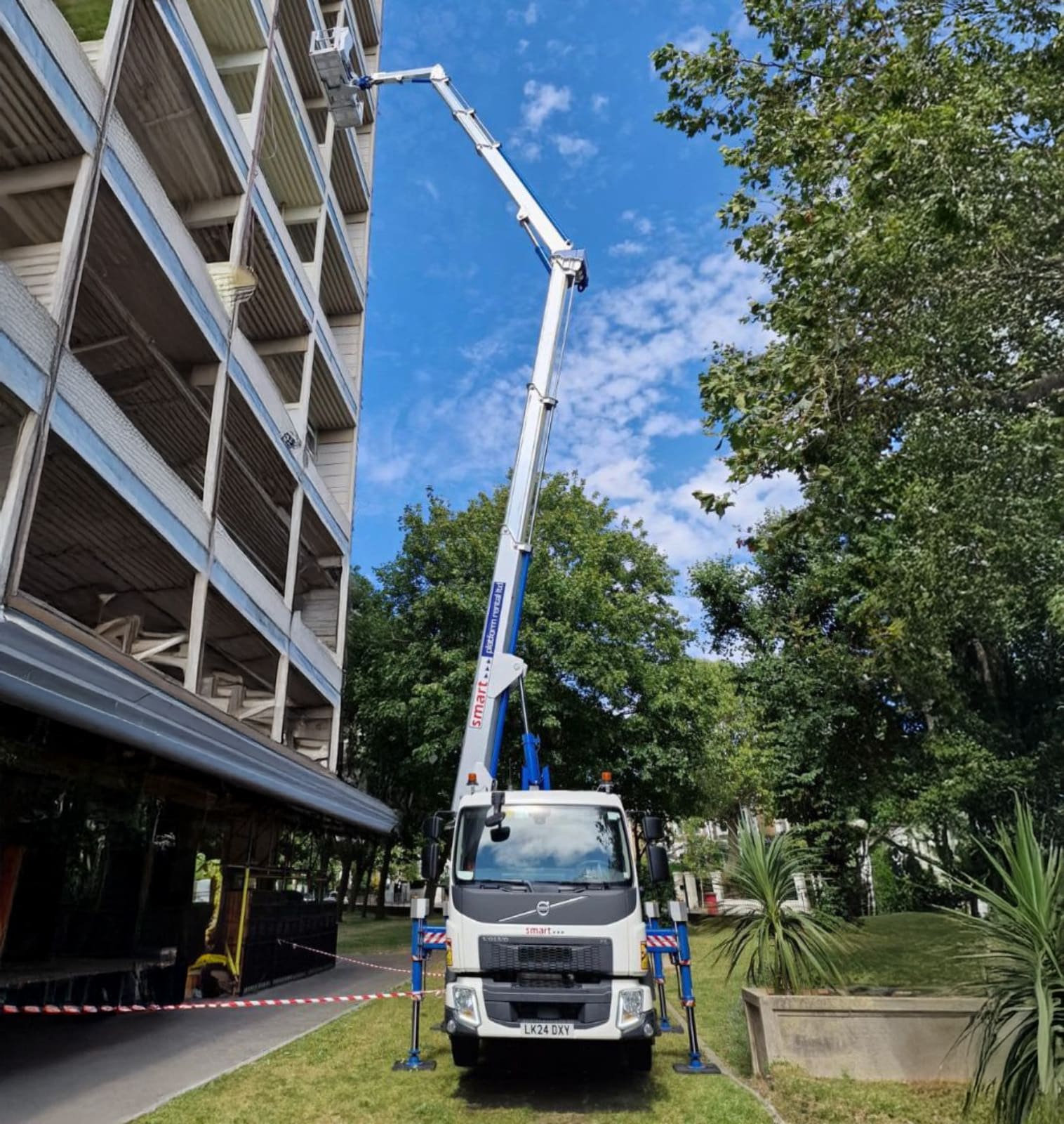 S27 truck-mounted cherry picker